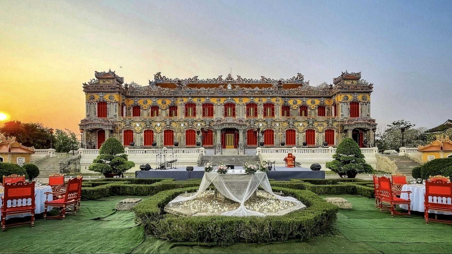 Private Palace and Dinner Experience in Vietnam